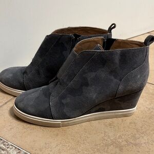 Linea Paulo Gray Camo Suede Wedge Ankle Boots / Sneaker